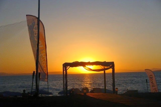 CRAZY LOCALS BEACH BAR SURF CLUB: Η ΚΑΡΔΙΑ ΤΟΥ ΚΑΛΟΚΑΙΡΙΟΥ "ΧΤΥΠΑΕΙ" ΣΤΗΝ ΑΡΤΑΚΗ ! 2