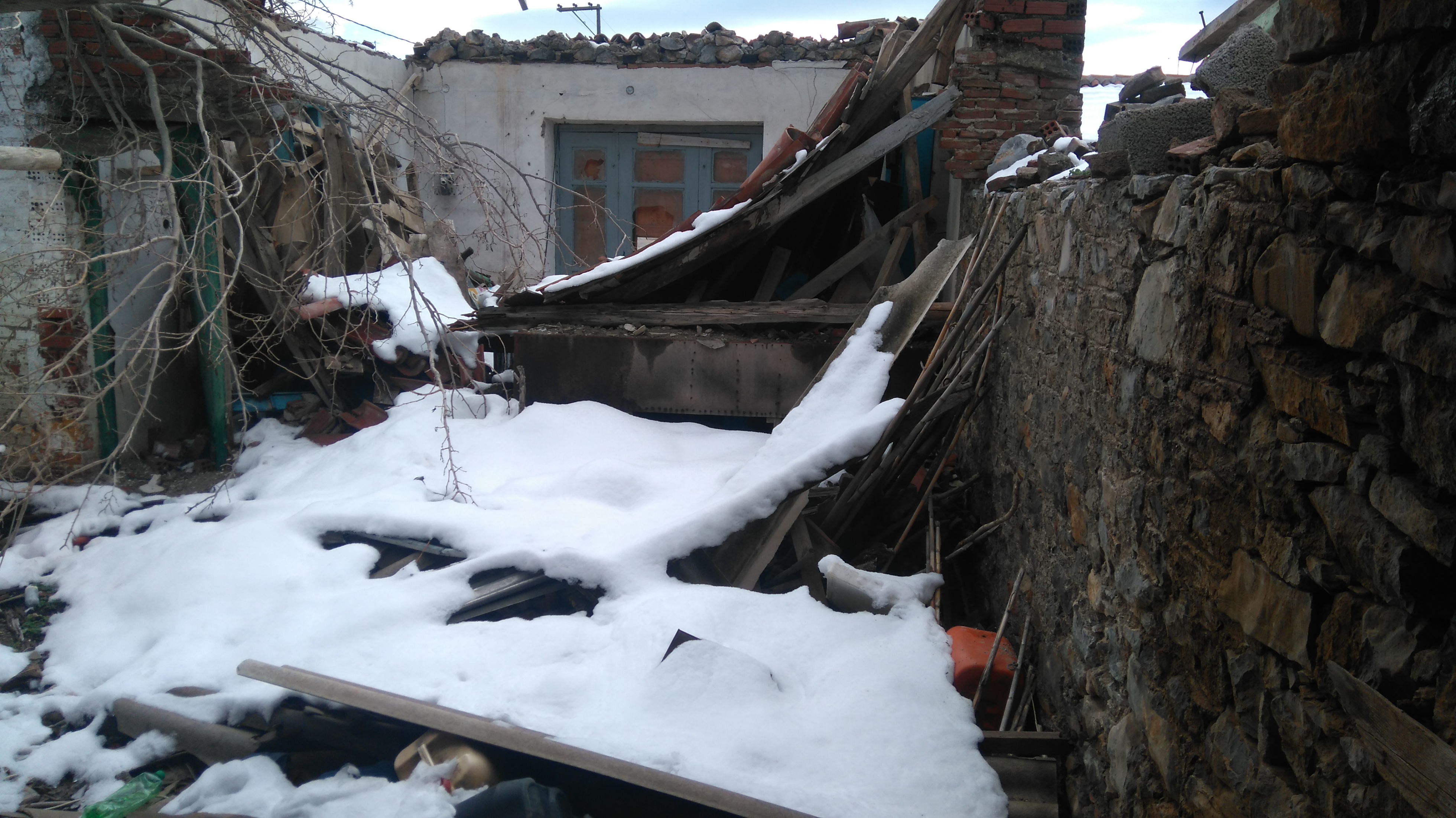«Τεράστιες ζημιές» ο απολογισμός του χιονιά στα Ψαχνά.Μέχρι και σκεπή σπιτιού κατέρρευσε ! DSC 1190