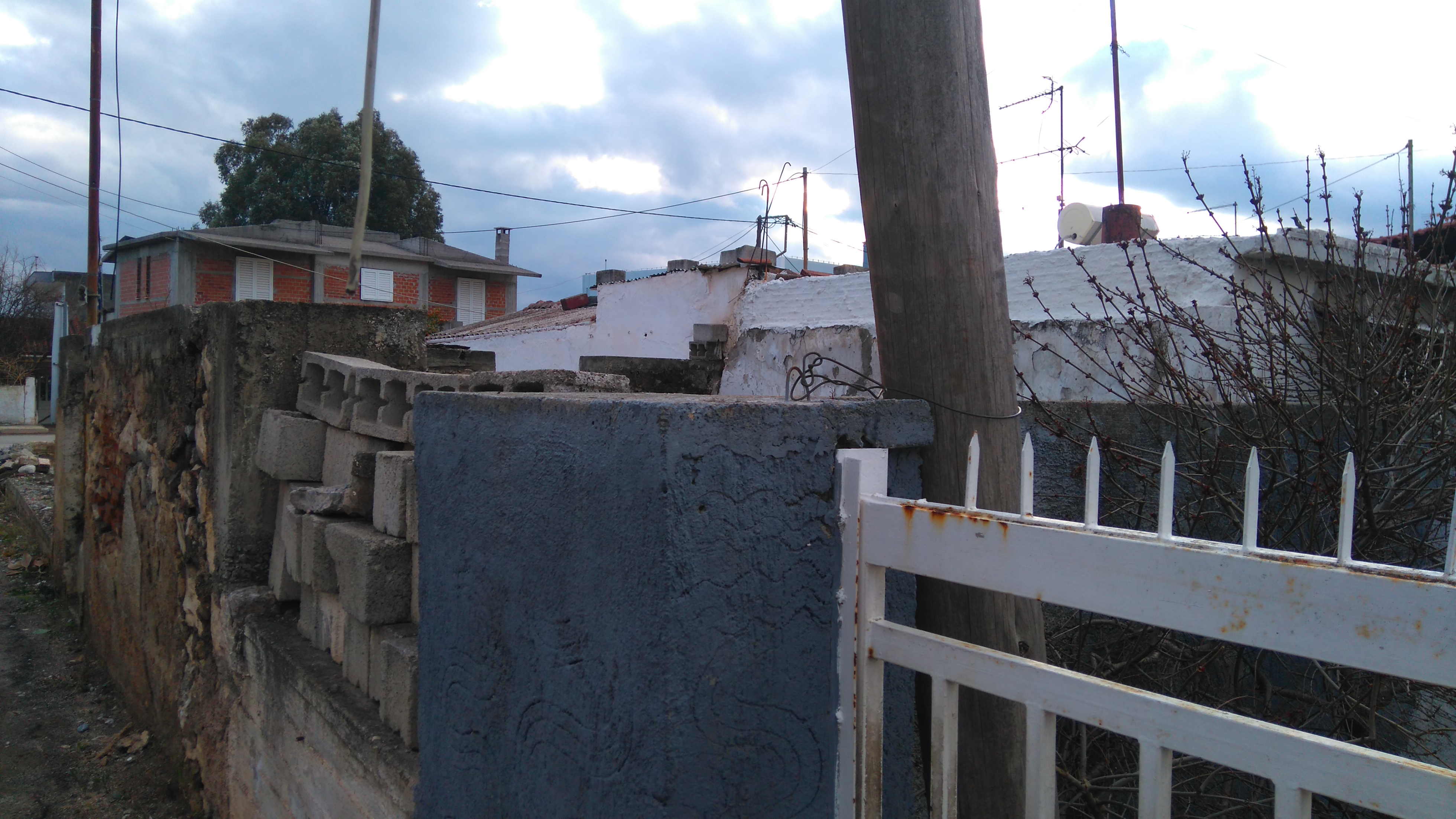 Ψαχνά: Ετοιμόρροπη κολώνα του ΟΤΕ απέναντι από το 3ο Δημοτικό σχολείο Ψαχνών DSC 1210