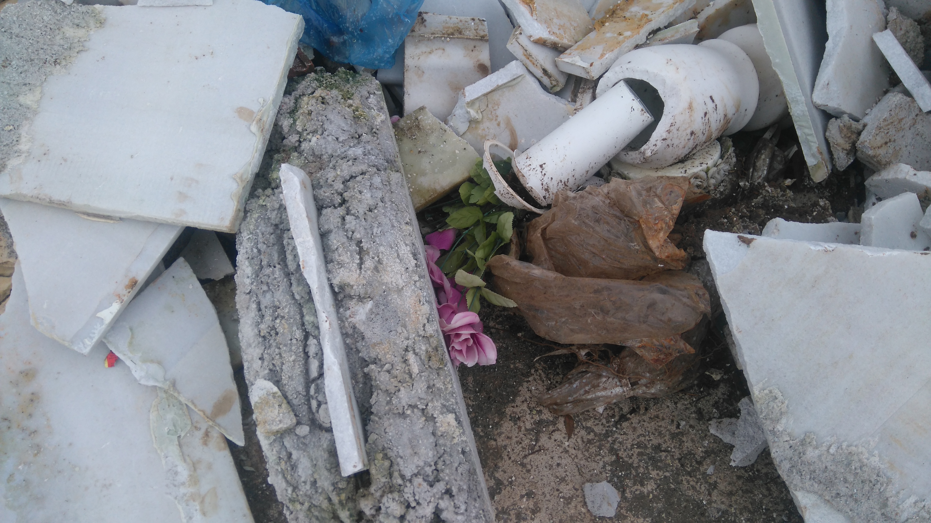 Μάρμαρα χώματα και τσίγκοι από τάφους   πεταμένα για μία εβδομάδα έξω από το Νεκροταφείο των Ψαχνών DSC 1218
