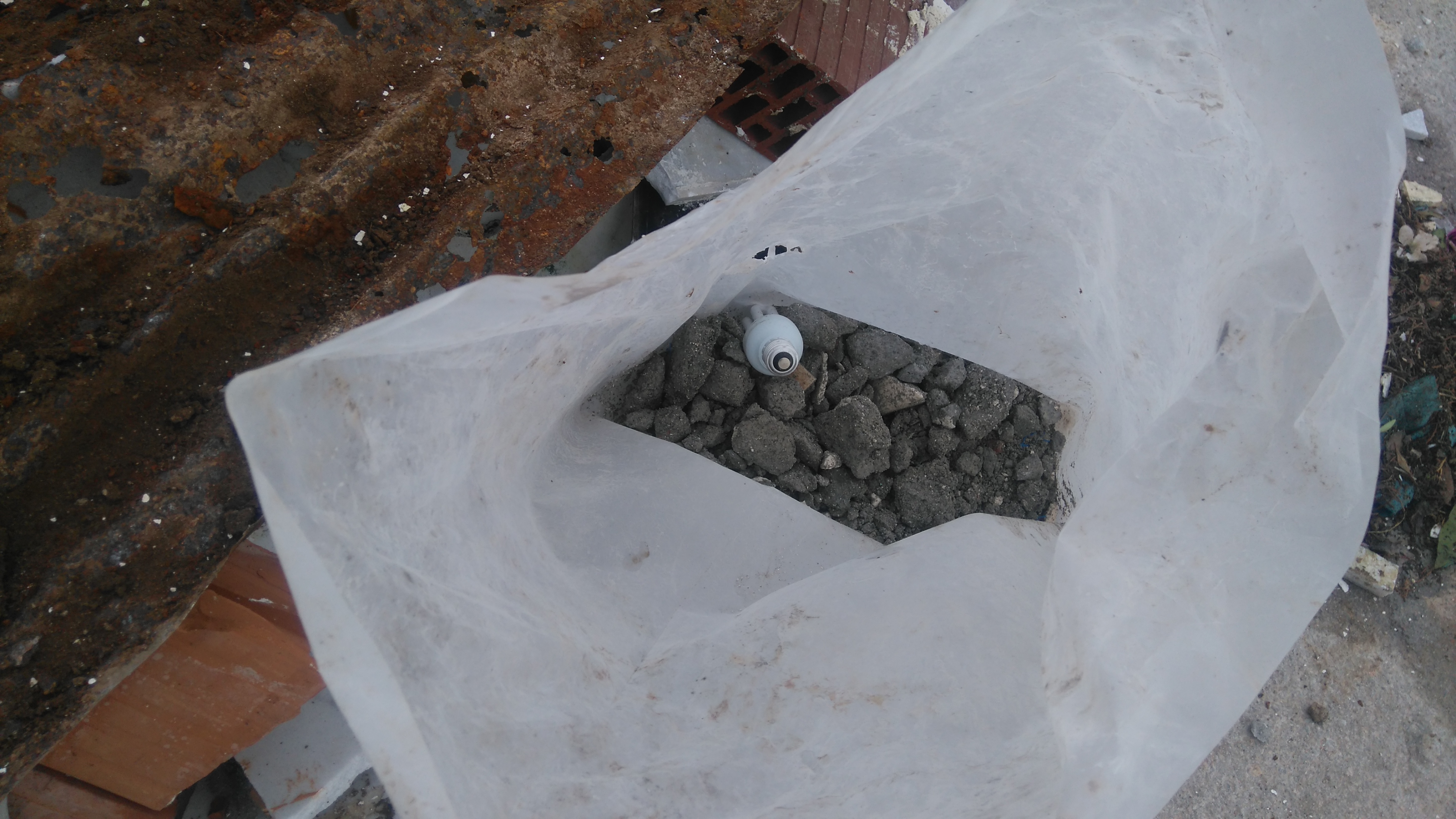Μάρμαρα χώματα και τσίγκοι από τάφους   πεταμένα για μία εβδομάδα έξω από το Νεκροταφείο των Ψαχνών DSC 1221