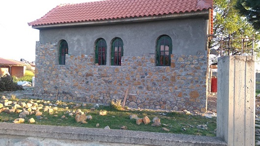 «Ντύνεται» με πέτρα και τελειοποιείται  το εκκλησάκι του Αγίου Διονυσίου στα Ψαχνά DSC 1562 1