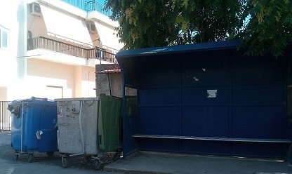 Ψαχνά: Στάση λεωφορείου με σκουπιδοτενεκέδες IMG 20170719 172548