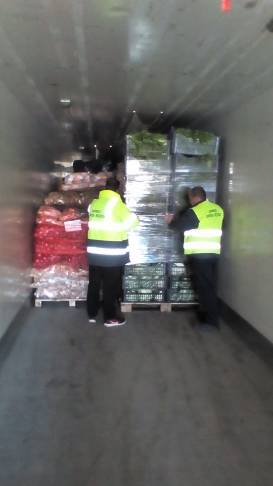 Ένα φορτηγό με φαγητό ρούχα και είδη πρώτης ανάγκης έστειλαν οι Ψαχνιώτες στους πληγέντες της Δυτικής Αττικής (φωτογραφίες) 23782238 1456065001180587 1060295909 n