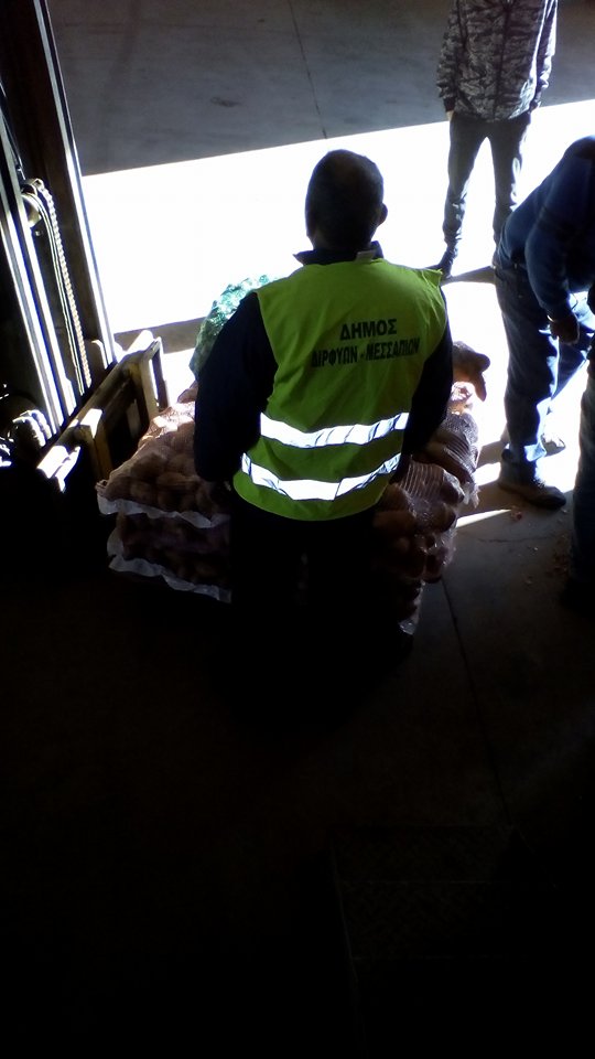 Ένα φορτηγό με φαγητό ρούχα και είδη πρώτης ανάγκης έστειλαν οι Ψαχνιώτες στους πληγέντες της Δυτικής Αττικής (φωτογραφίες) 23804744 1456064981180589 1646756774 n