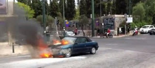 ΒΓΗΚΕ ΖΩΝΤΑΝΟΣ ΑΠΟ ΦΛΕΓΟΜΕΝΟ ΙΧ ΣΤΗΝ ΧΑΛΚΙΔΑ