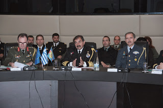 Ο ΥΠΑΡΧΗΓΟΣ ΓΕΕΘΑ ΑΛΕΞΑΝΔΡΟΣ ΘΕΟΔΟΣΙΟΥ ΚΥΡΗΤΤΕΙ ΤΗΝ ΕΝΑΡΞΗ ΤΗΣ ΗΜΕΡΙΔΑΣ ΜΕ ΤΙΤΛΟ "ΕΠΑΥΞΗΣΗ ΤΗΣ ΛΕΙΤΟΥΡΓΙΚΟΤΗΤΑΣ ΕΝΟΠΛΩΝ ΔΥΝΑΜΕΩΝ-ΣΥΝΕΡΓΑΣΙΑ ΕΝΟΠΛΩΝ ΔΥΝΑΜΕΩΝ ΚΑΙ ΑΜΥΝΤΙΚΗΣ ΒΙΟΜΗΧΑΝΙΑΣ ΣΤΟΝ ΤΟΜΕΑ ΤΗΣ ΤΥΠΟΠΟΙΗΣΗΣ" (ΦΩΤΟΓΡΑΦΙΕΣ)