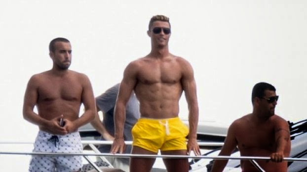 ΨΑΧΝΙΩΤΗΣ ΣΤΟ ΙΔΙΟ ΣΚΑΦΟΣ ΜΕ ΤΟΝ ΚΡΙΣΤΙΑΝ ΡΟΝΑΛΝΤΟ ΣΤΗΝ ΜΥΚΟΝΟ!