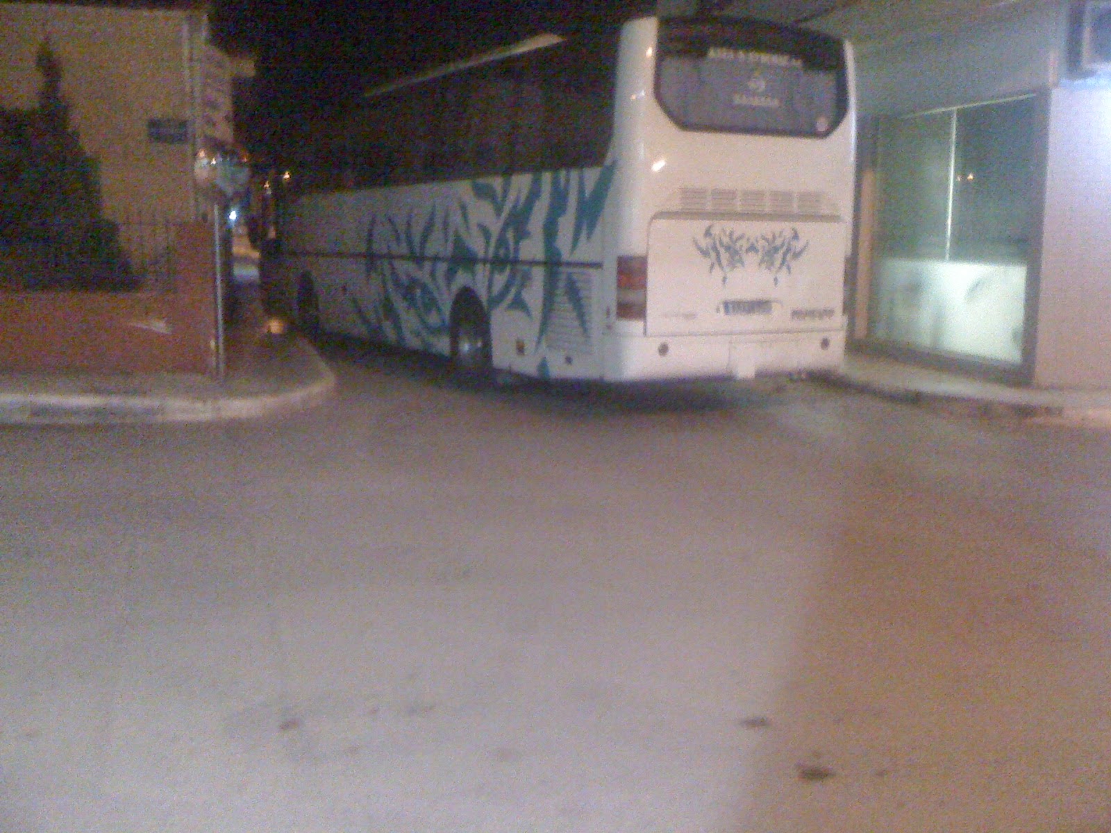 ΨΑΧΝΑ:ΥΠΕΡΑΣΤΙΚΟ ΛΕΩΦΟΡΕΙΟ ΤΟΥ ΚΤΕΛ ΚΟΛΛΗΣΕ ΣΤΗΝ ΣΤΡΟΦΗ ΑΠΟ ΠΑΡΚΑΡΙΣΜΕΝΟ ΙΧ.ΑΠΟΚΛΕΙΣΤΗΚΕ Η ΚΥΚΛΟΦΟΡΙΑ ΚΑΙ ΑΦΑΙΡΕΘΗΚΑΝ ΟΙ ΠΙΝΑΚΙΔΕΣ(ΦΩΤΟΓΡΑΦΙΕΣ-VIDEO)