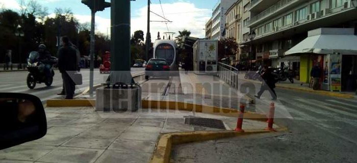 Έγινε και αυτό στην Ελλάδα: Οδηγός πάρκαρε το ΙΧ του στις ράγες του τραμ και έφυγε !
