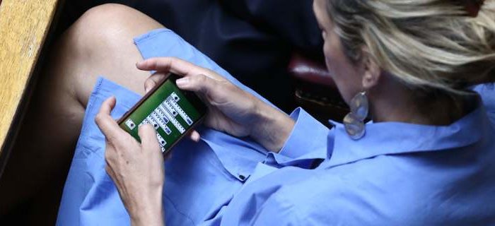 Ο φακός έκανε ζουμ: Η Αννα Καραμανλή έπαιζε πασιέντζα στη Βουλή, στο κινητό της [εικόνες]
