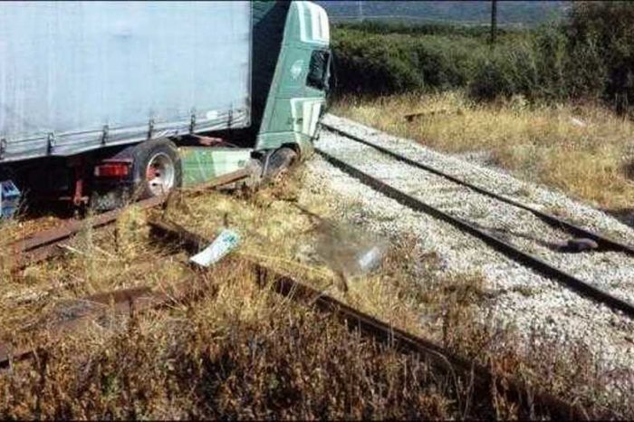 Τρένο Intercity συγκρούστηκε με νταλίκα στην Τιθορέα
