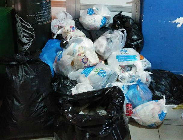 Άθλια κατάσταση δύο εβδομάδων στο ΤΕΙ Χαλκίδας.Έκλεισε την είσοδο των γραφείων της Διοίκησης με σκουπίδια σε ένδειξη διαμαρτυρίας ο σύλλογος οικοτρόφων εστίας !