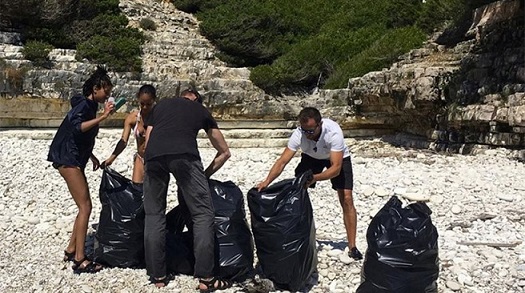 Ο Γουίλ Σμιθ και η οικογένειά του μάζεψαν τα σκουπίδια από παραλίες των Αντιπαξών