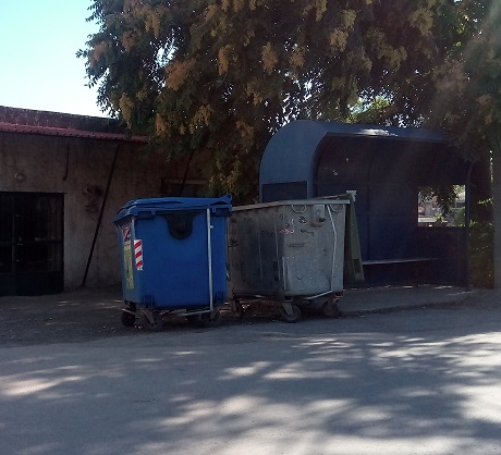 Ψαχνά: Στάση λεωφορείου με σκουπιδοτενεκέδες