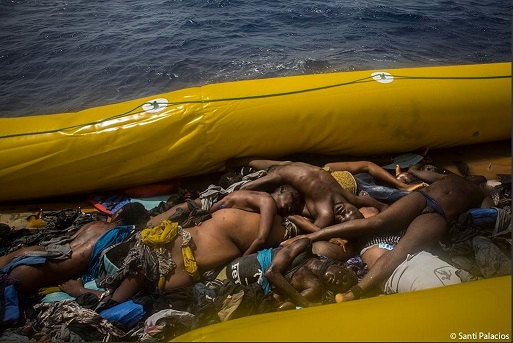 Εικόνες σοκ στο Διαδίκτυο: Η Μεσόγειος, μία βάρκα, ένας σωρός από πτώματα...