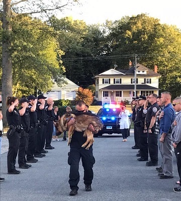 Ο συγκλονιστικός αποχαιρετισμός στον Χάντερ, το λυκόσκυλο Κ9, από τον αστυνομικό συνεργάτη του(Photos)