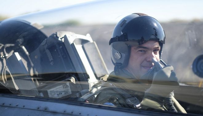Ο Αλέξης Τσίπρας μέσα στο κόκπιτ του F-16