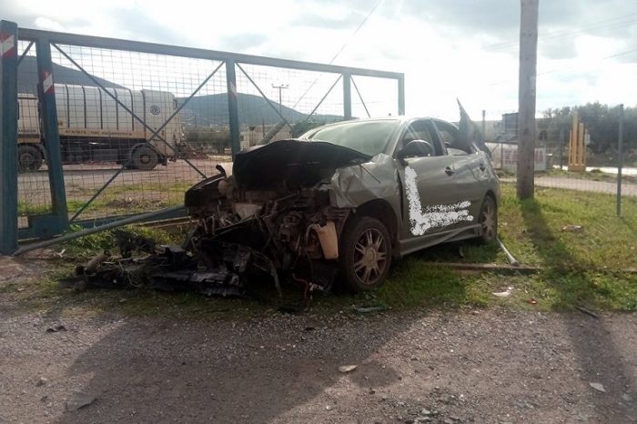 Τροχαίο ατύχημα στην Αρτάκη: ΙΧ «γκρέμισε» την  πόρτα και την  περίφραξη στο Εργοτάξιο της Αρτάκης