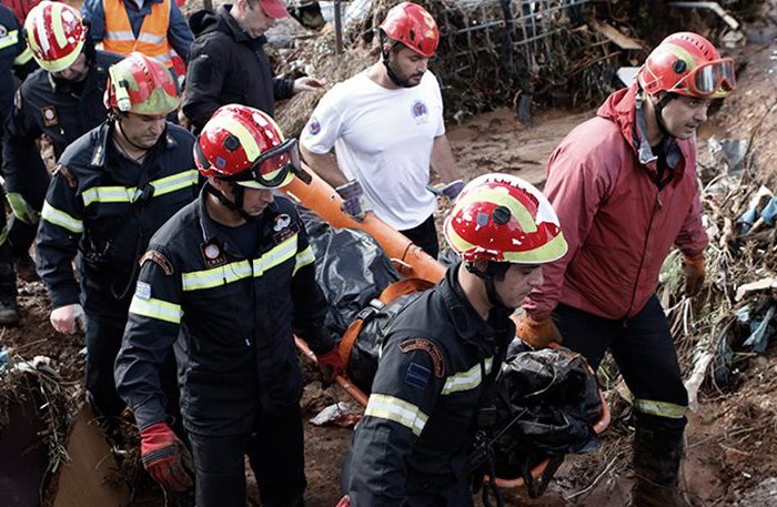 Δράμα χωρίς τέλος στη Μάνδρα: 20 νεκροί, δύο αγνοούμενοι και ανυπολόγιστες καταστροφές