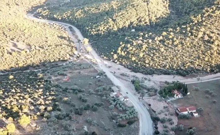 Αυτή ήταν η φονική διαδρομή του χειμάρρου που «έπνιξε» τη Μάνδρα (drone video)