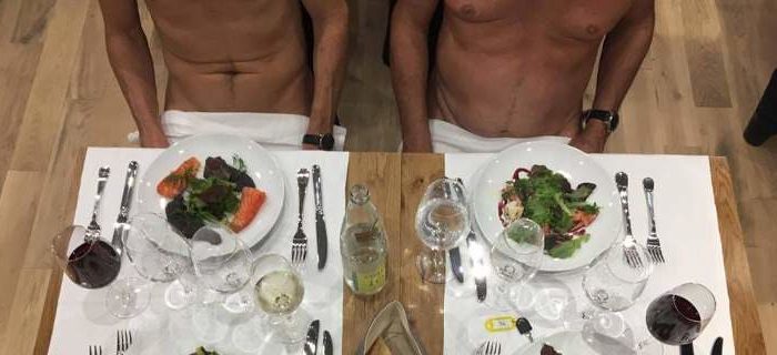 Ξεκίνησε να λειτουργεί το εστιατόριο γυμνιστών στο Παρίσι –Το μόνο ύφασμα είναι τα τραπεζομάντιλα [εικόνες και βίντεο]