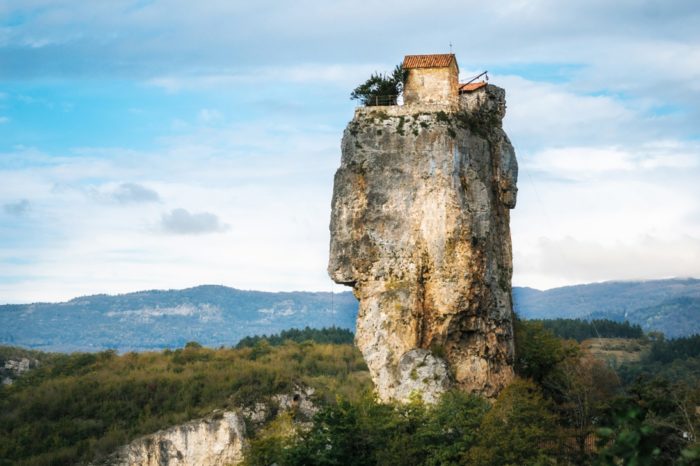 Ο πρώην κατάδικος που έγινε μοναχός και ζει 22 χρόνια στην κορυφή ενός βράχου