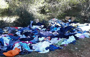 Σάλος από καταγγελίες: Πετούν τα ρούχα που φθάνουν για βοήθεια στη Μάνδρα