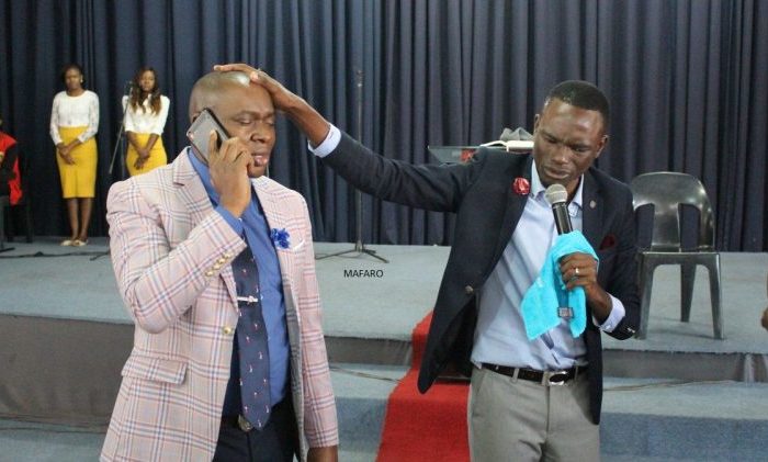 Ιερέας στην Ζιμπάμπουε ισχυρίζεται ότι έχει τον τηλεφωνικό αριθμό του ...Θεού !
