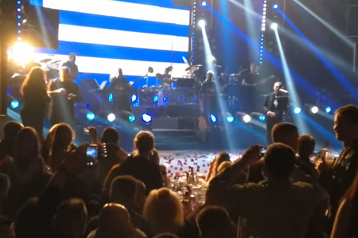 400 μέλη της Χρυσής Αυγής τραγούδησαν δυνατά και αποθέωσαν τον Σφακιανάκη  ! (video)