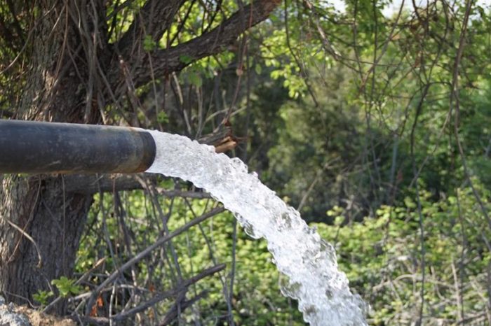 Κάτοικοι Πισσώνα: «Το νερό χύνεται έξω από την γεώτρηση και το χωριό δεν έχει να πιεί και να πλυθεί» (video)