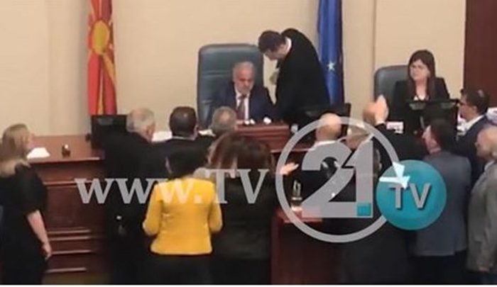 Χαμός στο κοινοβούλιο των Σκοπίων - Ο πρώην πρωθυπουργός Νίκολα Γκρουέφσκι επιτέθηκε στον πρόεδρο της Βουλής - ΒΙΝΤΕΟ