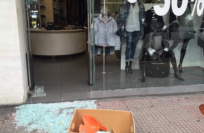Νέα επίθεση: Έσπασαν καταστήματα και τα ΕΛΤΑ στην Πατησίων στις 10 το πρωί!