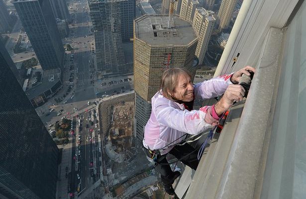 Aυτός είναι ο … σύγχρονος Spiderman που σκαρφαλώνει στους  ουρανοξύστες! (video)
