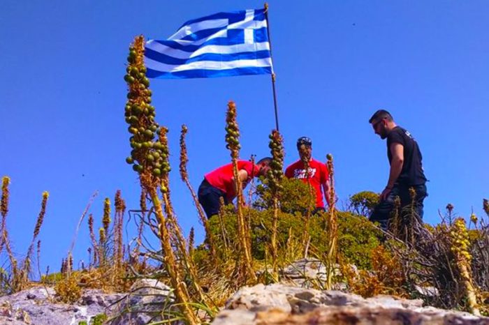 Οι Τούρκοι λένε ότι ειδοποίησαν την Αθήνα και στη συνέχεια κατέβασαν τη σημαία μόνοι τους