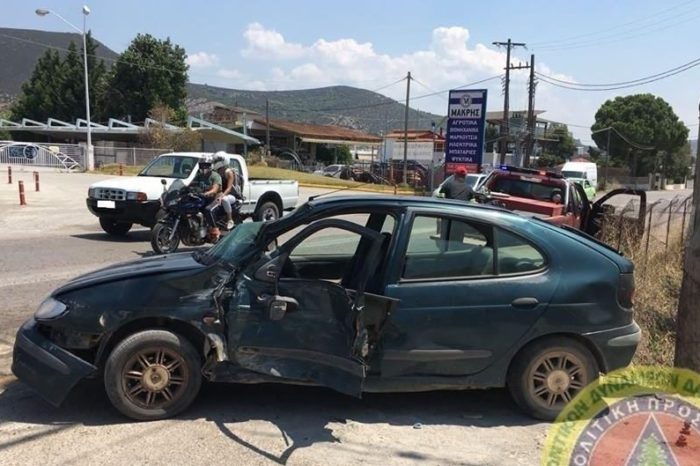 Τροχαίο στην Αρτάκη: Οδηγός έχασε τον έλεγχο και «έσκασε» σε σταθμευμένο (φωτογραφίες)