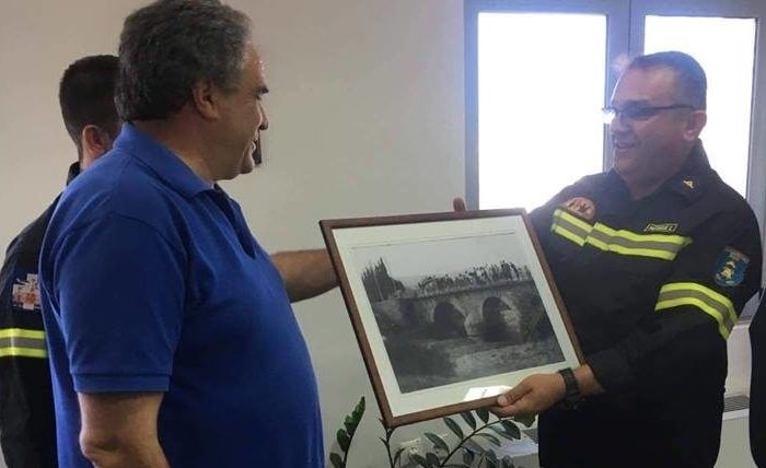 Οι εθελοντές του ΣΕΔΔΔ Ψαχνών επισκέφθηκαν τον Δήμαρχο και τον ευχαρίστησαν για την στήριξή του.To «συμβολικό» δώρο του Σπύρου Ραπτάκη στον Γιώργο Ψαθά (φωτογραφίες)