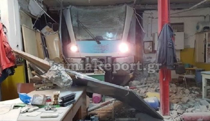Εκτροχιάστηκε τρένο στη Λαμία: Εμβόλισε την αποθήκη του ΟΣΕ - Μία τραυματίας - ΦΩΤO - BINTEO