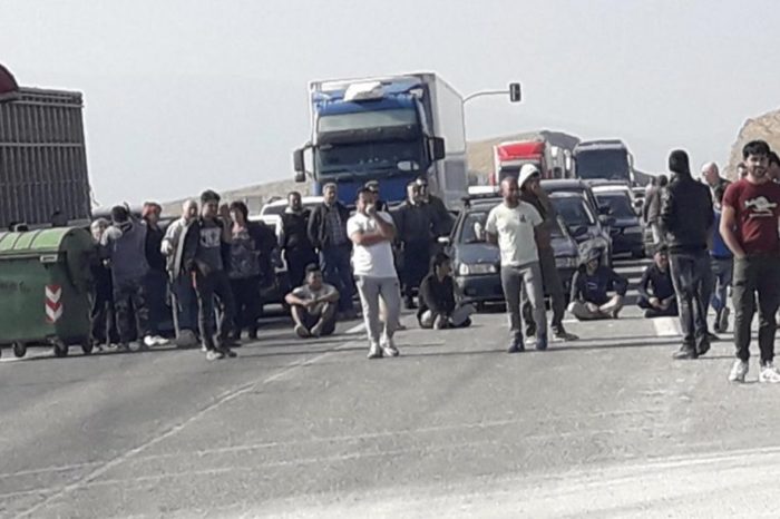 Μετανάστες έκλεισαν τον δρόμο στην Εθνική Οδό Λάρισας-Τρικάλων