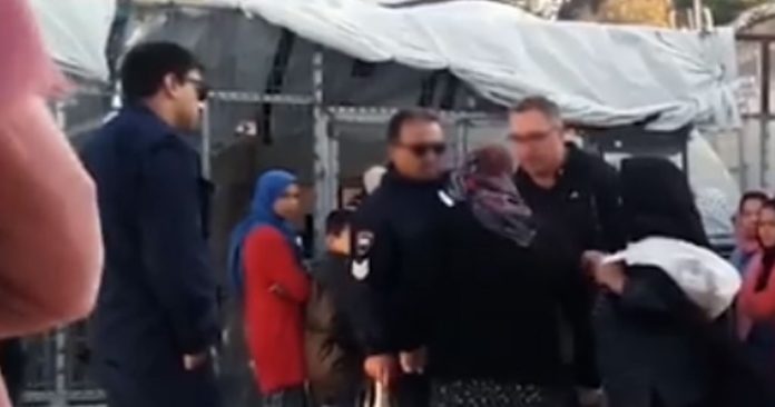 Μόρια: Αστυνομικός σε ηλικιωμένη πρόσφυγα: «Άι γ@μήσου, σκ@τόγρια. Θα σου το βάλω στον κ@λο»