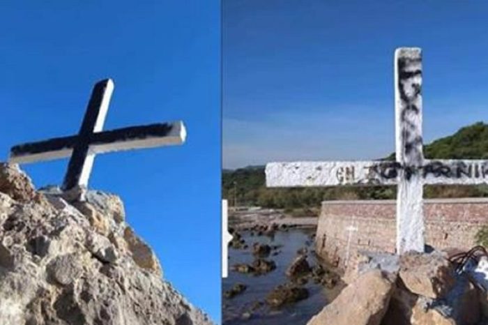 Νέα επίθεση στον σταυρό στην περιοχή Απελή της Λέσβου – Τον έβαψαν με μαύρο σπρέι