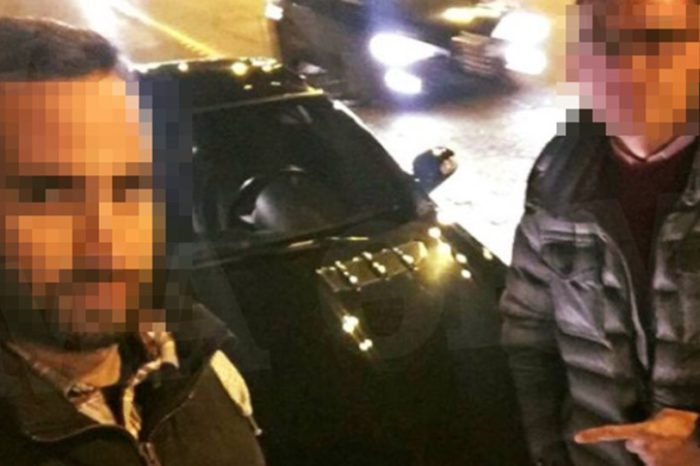 Αλβανός με cabrio, χειροπέδες, ασύρματο και όπλο έκανε τον αστυνομικό του Τσίπρα