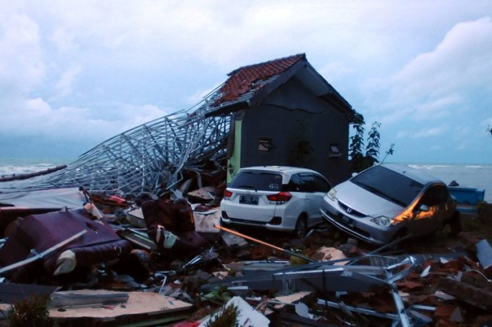Τσουνάμι στην Ινδονησία: Εικόνες ολέθρου με 222 νεκρούς και εκατοντάδες τραυματίες και αγνοούμενους