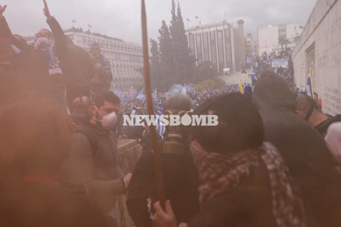 Συλλαλητήριο για τη Μακεδονία: Ξύλο και χημικά στο Σύνταγμα μπροστά στον Άγνωστο Στρατιώτη-Πετάνε χημικά για να διαλύσουν τη συγκέντρωση !