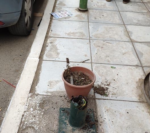 Ψαχνά: Ο αέρας έκοψε σιδερένια κολόνα και τραυμάτισε κάτοικο της περιοχής στην πλατεία των Ψαχνών