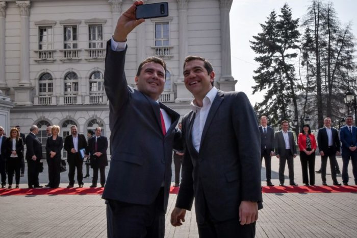 Αγκαλιές, φιλιά και selfie για Τσίπρα και Ζάεφ στα Σκόπια