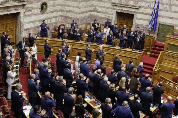 Ψήφος εμπιστοσύνης με 158 «ναι» για την κυβέρνηση Μητσοτάκη - Ξεκινά με 10 νομοσχέδια