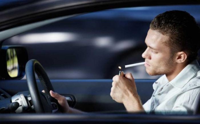 Τέλος το τσιγάρο και πίσω από το τιμόνι: Τι ισχύει για οδηγούς, συνοδηγούς -Τσουχτερά πρόστιμα και αφαίρεση διπλώματος