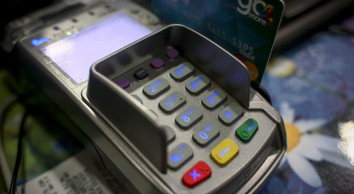 Αλλαγές στις πληρωμές με κάρτες: Τι αλλάζει σε ανέπαφες συναλλαγές και αγορές μέσω Ιντερνετ