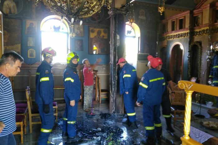 Φωτιά στην εκκλησία του Αγίου Ιωάννη στην Μακρυμάλλη (φωτογραφίες)
